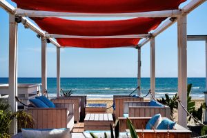 Come arredare una casa al mare di colore rosso?
