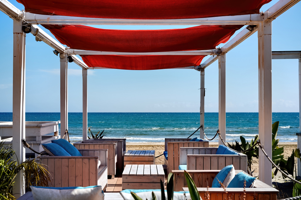 Come arredare una casa al mare di colore rosso?